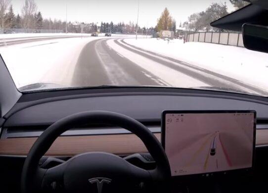 Wie sich Teslas Autopilot in den verschneiten Straßen verirrt