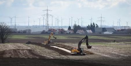Bagger graben auf einer archäologischen Ausgrabungsstätte auf dem Gelände einer geplanten neuen Intel-Chipfabrik